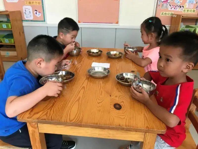 孩子们集体回家：幼儿园孩子新闻报道回来了