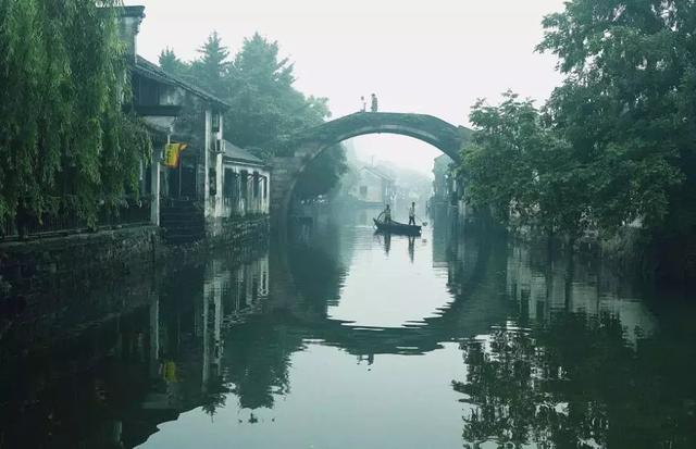 烟雨江南：探寻水乡小镇的韵味美文