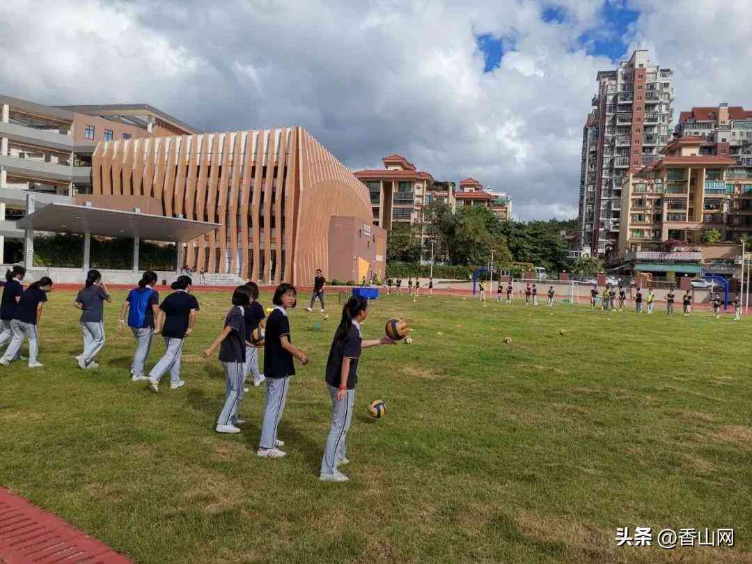 描绘勤奋学专心致志完成课后作业的馨场景